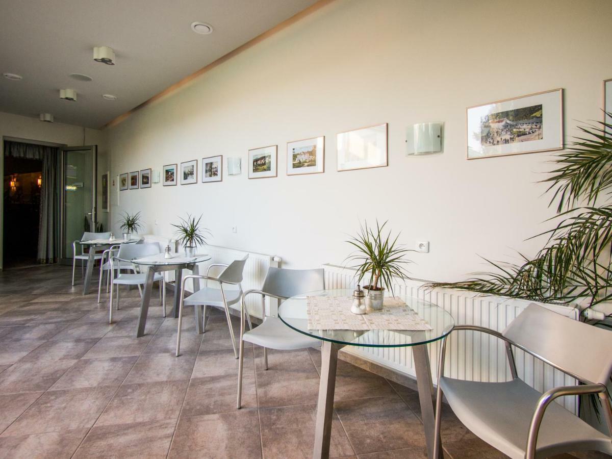 Hotel Krystal Luhačovice Buitenkant foto