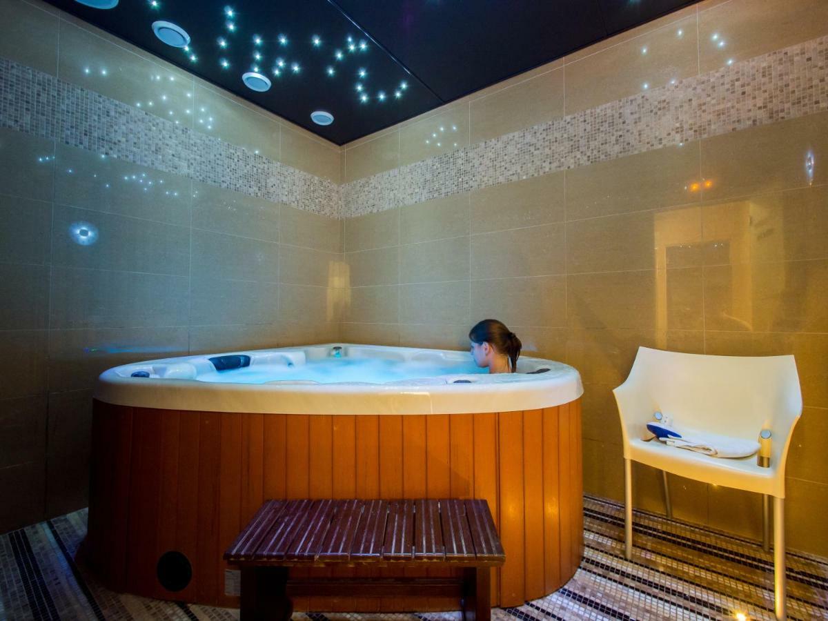 Hotel Krystal Luhačovice Buitenkant foto